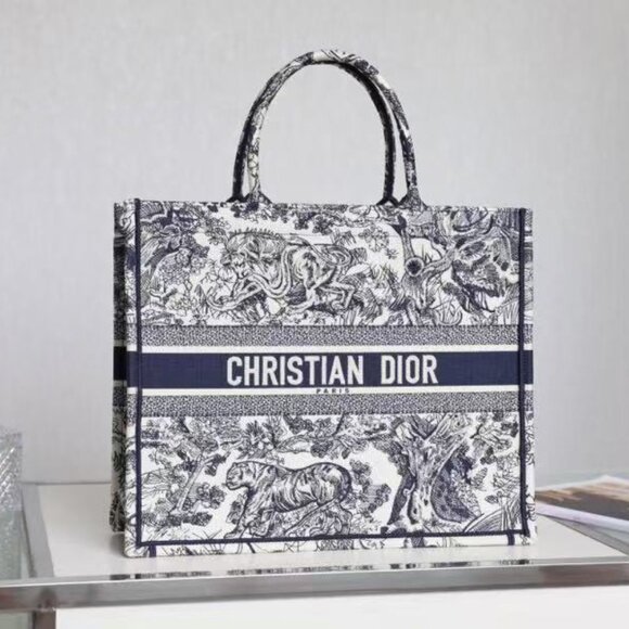 Classic DIOR Bag: A Stylish and Versatile Choice for Elegance - Picture 1 of 6